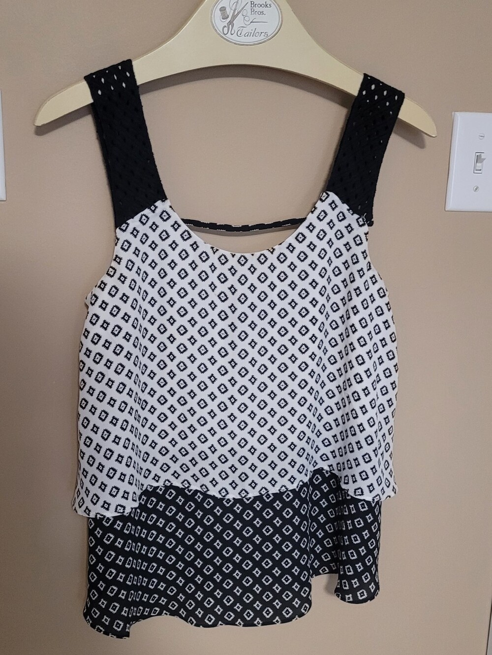 💚10 for $10💚 Bundle and save Black and White Geometric Layered Tank
